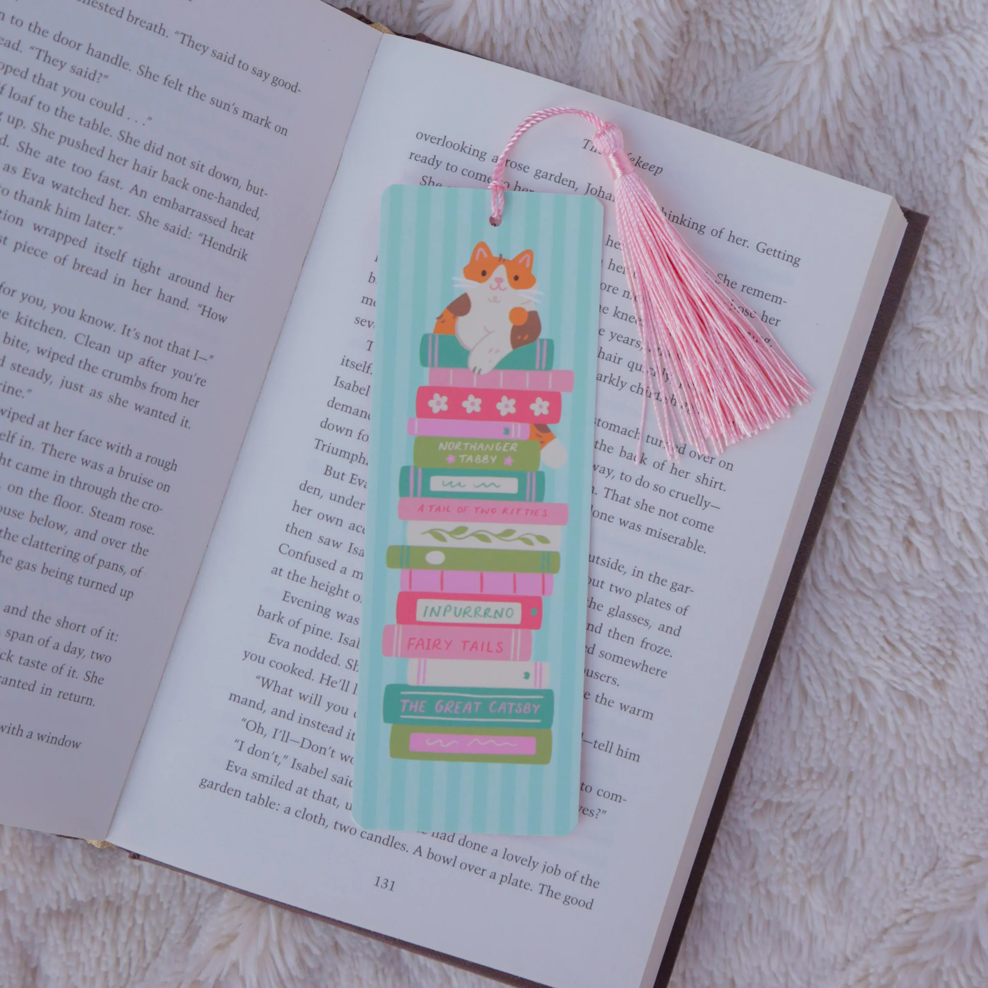 'Cat on stack of books' bookmark, in a book | Bookmark & Co | Perfect for young readers
