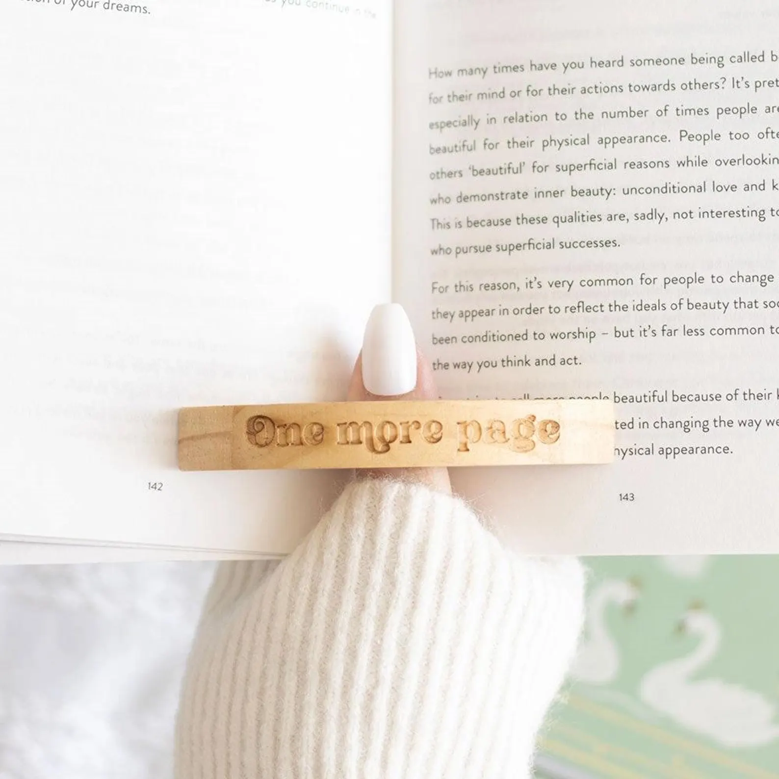 Engraved wooden thumb page holder | Bookmark & Co