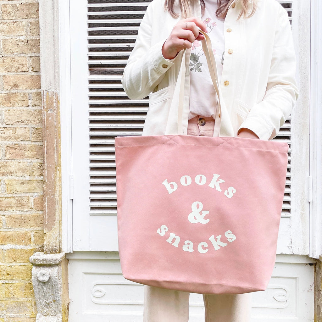 Books & Snacks tote bag - pink - with person | Bookmark & Co