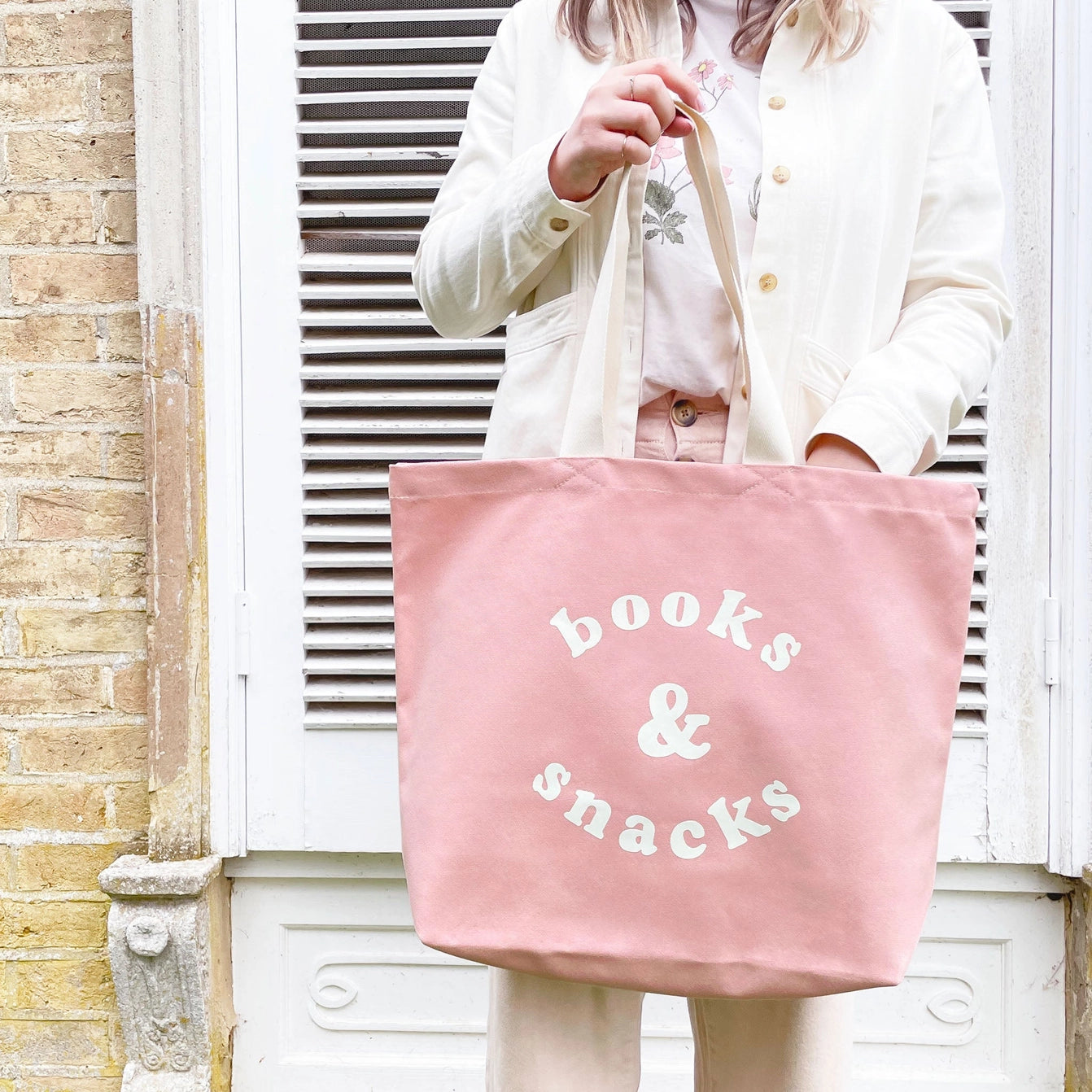 Books & Snacks tote bag - pink - with person | Bookmark & Co