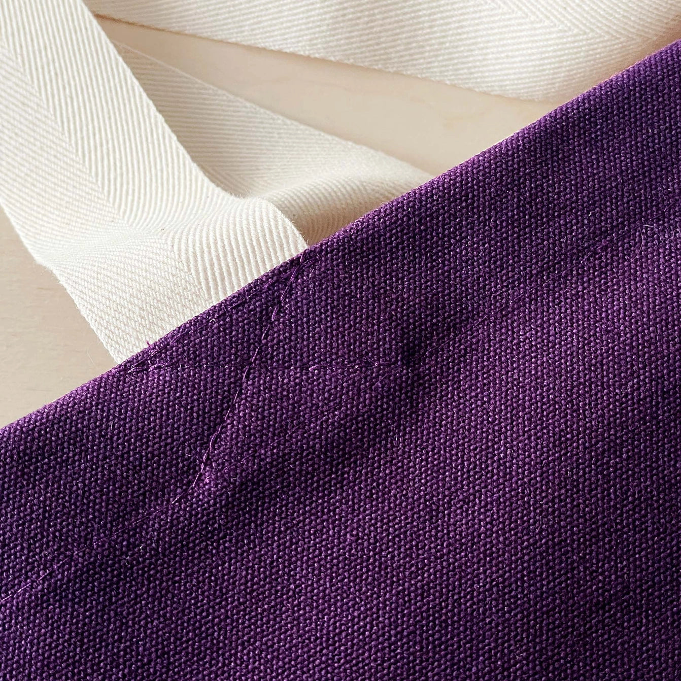 Books & Snacks tote bag - purple - close up | Bookmark & Co